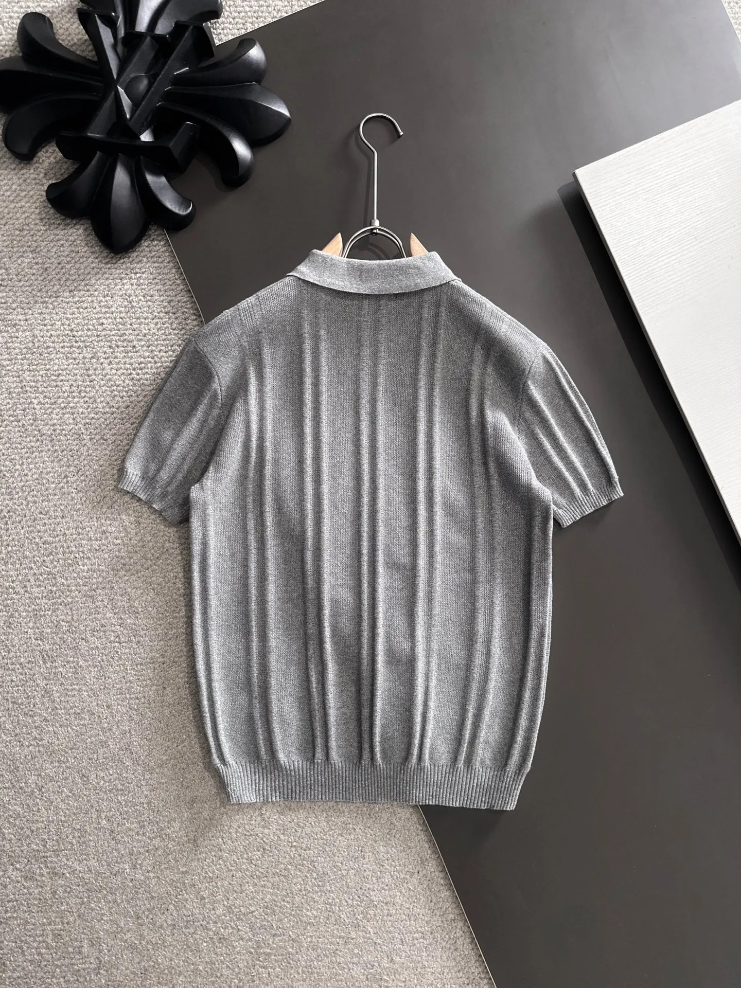 Next day shipment LP high quality Loro Piana 26ss New Arrival men's short-sleeved T-shirt Made of combed cotton yarn knitted cotton fabric, no pressure when entering and exiting the counter Exclusive control of raw materials It feels substantial when weighed, and the upper body is more textured than ordinary T-shirts. This texture can cope with the weather easily and is suitable for both hot and cold! Loose fit design, looks noble. The only correct version is available Size: M to XXXL
